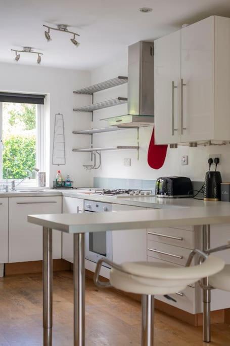 Lovely 2-Bed 15 Minutes To Central London Exterior foto
