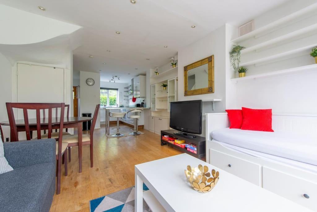Lovely 2-Bed 15 Minutes To Central London Exterior foto